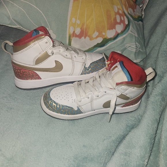 Jordan 1 Mid Unc To Chi Size 13C Kids' White, Gold, Red, and Blue Sneakers - Picture 12 of 16
